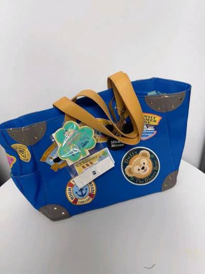 绝版托特包 就是有瑕疵 很可惜了
绝绝子情人节抱枕 真的很耐看
我最喜欢的是达菲玫玫相框 成色也很好??