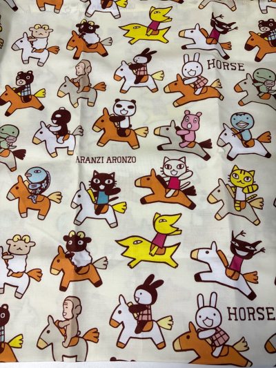 嘻嘻，心心念念的小包终于是买上了！马年应景背上可爱的小马包！马到功成！哈哈，收到就迫不及待了！要用起来！感谢卖家出物！