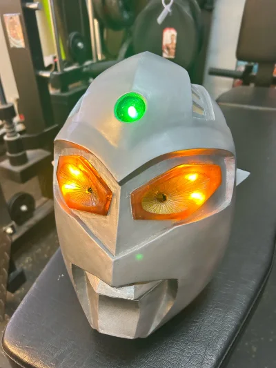 WAVE赛文奥特曼1:1头盔 昭和风味十足 tv剧中的造型神还原。
唯一不足是冰斧丢失。本产品买回来是涂装成品，无灯光 回来自己加上灯光感觉一下回到了1967年恒星观测员第一次来地球的场景