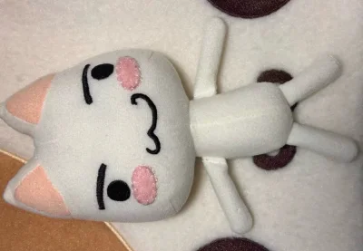 这次入手的多罗猫毛绒玩偶太可爱了！经典的白身粉耳造型，搭配标志性弯嘴表情和粉腮红，还原度超高。毛绒材质柔软亲肤，四肢舒展的设计很适合抱睡或摆拍，作为索尼经典IP周边，收藏和陪伴感都拉满，购物体验超满意！