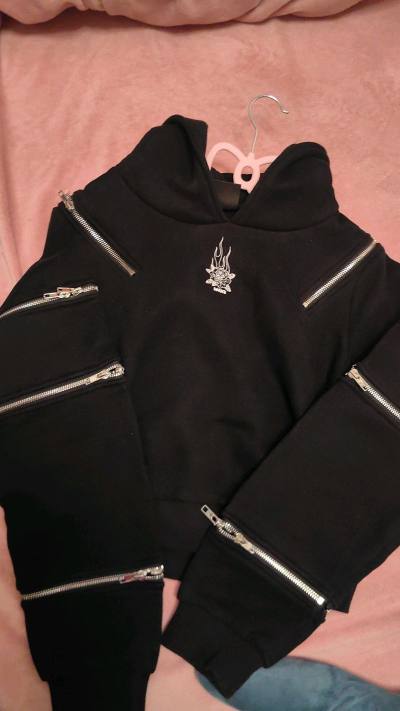 好帅的拉链卫衣，买到了心爱的衣服，特别开心！感谢挖煤姬！物流也特别快，走的日本邮政ep！五天就到了！！