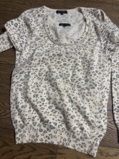 这是收到的一件可爱的豹纹套装，一件短袖还有配套的开衫。质感很好，摸起来也很舒服，跟描述的一样，衣服整理的很干净，没有破损和污点，很满意。挖煤姬是很好的购物平台，操作简单，发货审核也很快，棒