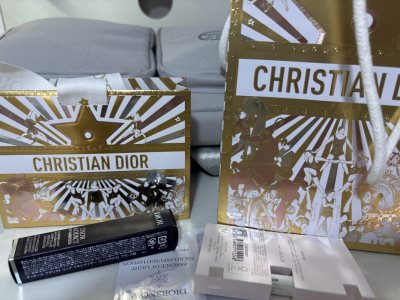 这次在平台入手了Dior Addict Lip Maximizer丰唇蜜001，整体购物体验超顺畅✨。国际物流发货及时，包裹包装严实，唇蜜和赠品都完好无损。001号是经典的清透裸粉色，上嘴水润不黏腻，能自然丰唇还带细闪，日常通勤或素颜涂都很适配。平台汇率透明，用优惠...这次在平台入手了Dior Addict Lip Maximizer丰唇蜜001，整体购物体验超顺畅✨。国际物流发货及时，包裹包装严实，唇蜜和赠品都完好无损。001号是经典的清透裸粉色，上嘴水润不黏腻，能自然丰唇还带细闪，日常通勤或素颜涂都