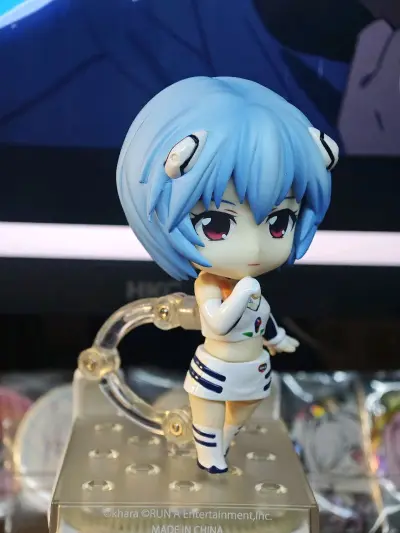 虽然是新世纪圈?战士，一个角色出几个粘土人，但是太喜欢了，每一个都要买，第三个绫波丽粘土人了，这款是比较古早的，有把很大的伞配件，非常满意。


