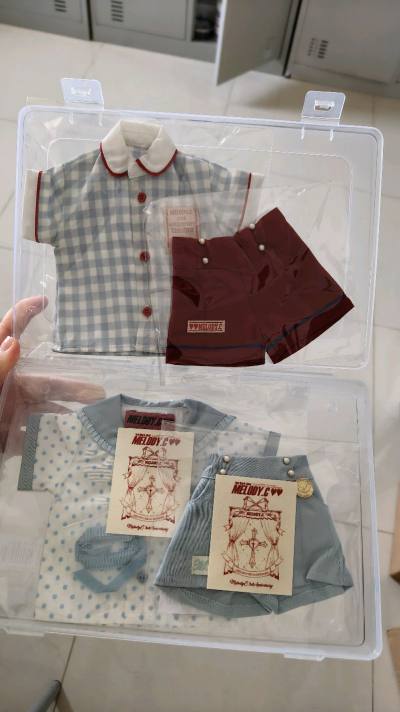 成功切到Melody.C周年款娃衣，圆梦成功！两套配色都超好看，蓝白格纹配酒红短裤复古元气，波点衬衫+浅蓝短裤清新温柔，面料舒服、做工精细，纽扣、小标等细节拉满，全新带吊牌无瑕疵? 挖煤姬操作简单、合单方便，打包超用心，娃衣保护得特别好，物流时效稳定，体验感拉满，会...成功切到Melody.C周年款娃衣，圆梦成功！两套配色都超好看，蓝白格纹配酒红短裤复古元气，波点衬衫+浅蓝短裤清新温柔，面料舒服、做工精细，纽扣、小标等细节拉满，全新带吊牌无瑕疵? 挖煤姬操作简单、合单方便，打包超用心，娃衣保护得特别好，