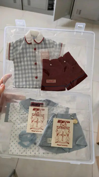 成功切到Melody.C周年款娃衣，圆梦成功！两套配色都超好看，蓝白格纹配酒红短裤复古元气，波点衬衫+浅蓝短裤清新温柔，面料舒服、做工精细，纽扣、小标等细节拉满，全新带吊牌无瑕疵? 挖煤姬操作简单、合单方便，打包超用心，娃衣保护得特别好，物流时效稳定，体验感拉满，会...成功切到Melody.C周年款娃衣，圆梦成功！两套配色都超好看，蓝白格纹配酒红短裤复古元气，波点衬衫+浅蓝短裤清新温柔，面料舒服、做工精细，纽扣、小标等细节拉满，全新带吊牌无瑕疵? 挖煤姬操作简单、合单方便，打包超用心，娃衣保护得特别好，