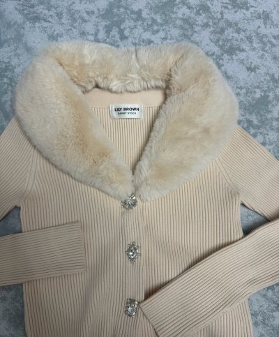 lilybrown针织衫已收到，跟卖家描述一致，没有瑕疵香香的味道，包装也很好没有破损，上身效果很好很显瘦