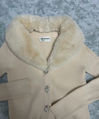 lilybrown针织衫已收到，跟卖家描述一致，没有瑕疵香香的味道，包装也很好没有破损，上身效果很好很显瘦