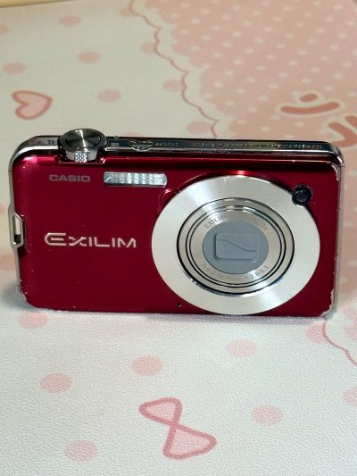 海淘CCD安全下车！卖家实拍靠谱，到手成色一致，机身轻微使用痕迹不影响。镜头通透无霉，闪光灯、变焦全正常。出片暖调复古，氛围感拉满。包装多层防护，运输无损，物流透明。体验超棒，以后还会回购，推荐给CCD爱好者！