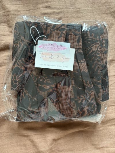 超级美丽的印花裙裙！黑棕的配色很显高级～这条Margaret Howell很难买，我一直在找，很幸运买到啦！