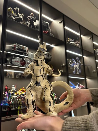 wave社的艾雷王 这款模 精度很高 很帅 细节很多 相比于其他厂商的艾雷王 要大很多 长度要55cm  涂装难度很高