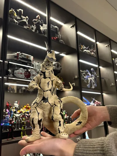 wave社的艾雷王 这款模 精度很高 很帅 细节很多 相比于其他厂商的艾雷王 要大很多 长度要55cm  涂装难度很高