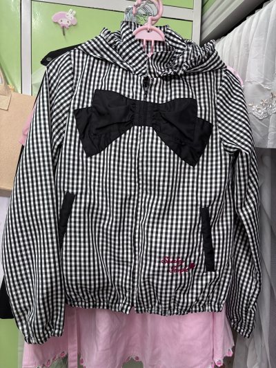 买到了萌萌的Shirley temple童装外套和小裙子！！外套很新很厚实，还有可爱的蝴蝶结，以及刺绣，很可爱哦。


