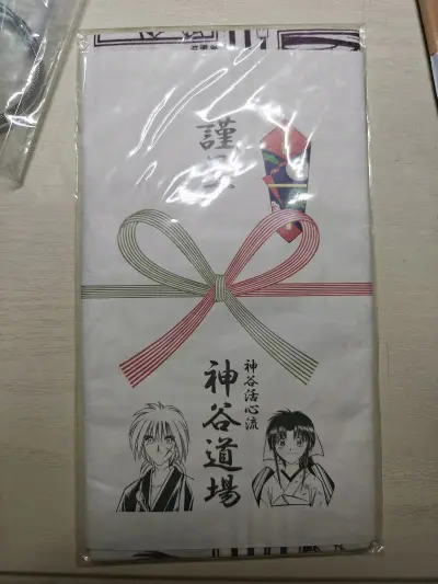 这买了浪客剑心的古早手帕，长长的一条很精致。还买了胡子男的两张文件夹，价格很实惠。依然是很快的物流，包裹八角尖尖，很满意的购物体验！