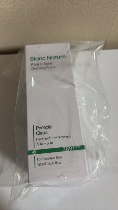 这次买到了已经停产的dhc抗痘遮瑕液！遮瑕效果非常好。可惜现在能买到的都是过期的啦。不过不影响使用。还买到了blanc nature的气垫套装和全新的洁面！价格都非常合适。这次用了ems，从合单到发货到收货都很快。