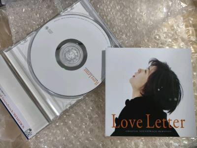 等了半个月的《情书》原声CD终于到了！拆开包装的瞬间就被这份复古质感戳中，碟片和内页都保存得完好无损，黑白剧照和日文歌词本满满都是电影里的温柔氛围感。播放时音质清晰细腻，每一首旋律都能瞬间把人拉回那个飘着雪的北海道，是收藏级的快乐！店家包装也很用心，没有磕碰磨损，太...等了半个月的《情书》原声CD终于到了！拆开包装的瞬间就被这份复古质感戳中，碟片和内页都保存得完好无损，黑白剧照和日文歌词本满满都是电影里的温柔氛围感。播放时音质清晰细腻，每一首旋律都能瞬间把人拉回那个飘着雪的北海道，是收藏级的快乐！店家包