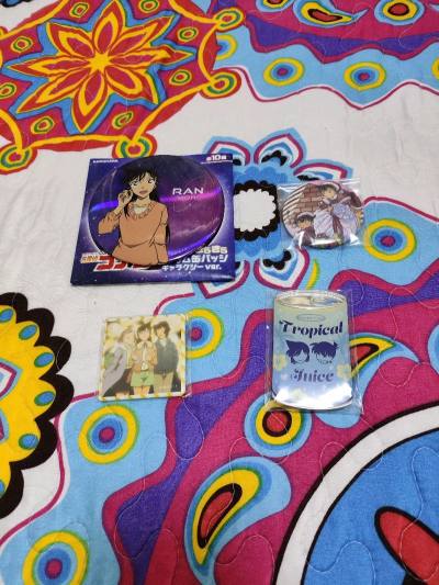 又一次购物分享，骏河屋买的小垃圾，品相都很不错。10厘米的大吧唧看着就是舒服，厨房系列的立牌实物挺大的，柄图也可爱，场面写亚克力砖实物好小。物流还是竹蜻蜓，性价比高，速度也快。