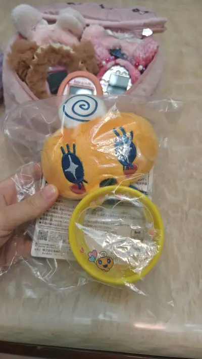 拓麻歌子mix以及美眉吉周边到货～实物真的好可爱，机身亮晶晶，就算黄花也是一个美丽的紫色芋泥小卤蛋一枚，美眉吉很好价切下来的，感谢挖煤姬工作人员的不辞辛苦，才能在海外收到这么好价的物品～❤️