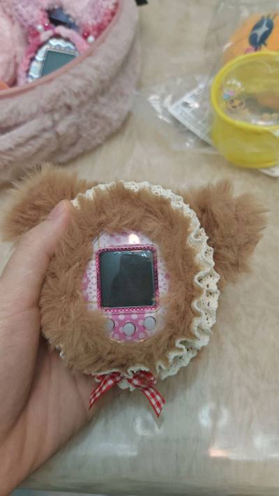 在等待中收到了在海外的拓麻鸽子4u，虽然是二手的，但是成色相对不错，是非常美丽的状态，配上我自己买的小熊套子，真的是太可爱了～虽然不是顶好价切到的，但是还是比国内的价格更香一些，已经很满足了，感谢挖煤姬工作人员的不辞辛苦，才能收到这么好的物～