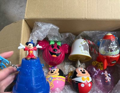 好可爱呀
魔法师的 精灵的 圆滚滚的米奇米妮 都独特
挂在家里面装饰也很好看
糖盒我觉得还可以立着装点化妆刷啥的