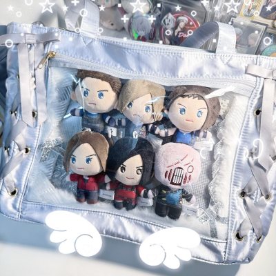 第一次安全运输回来！切了USJ生化危机限定的6个娃娃还有卡普空大交流展的鬼泣徽标，徽标价格非常美丽了。运输比想象中的快，而且包裹没有破损，也算是很好的体验。收到娃娃后立刻装到痛包里美美展示了。