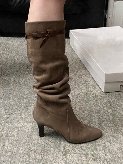 淘到了超美的几双靴子，成色都很不错，质感也很好，包装也很好，都有泡泡纸，只是物流速度变慢了，可能是因为过年，最近合单时间有变慢了，希望可以加快。