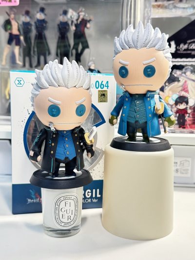 第四次专门只运了维吉尔相关的谷子。
切了维吉尔的纽扣眼异色版粘土人，没想到还能好价买到，感动ing。还有维吉尔的雪人头立牌，打包的非常好，立牌运输回来没有划痕，让我又吃到好几个，开心，美美让他们立正给大家看哈哈