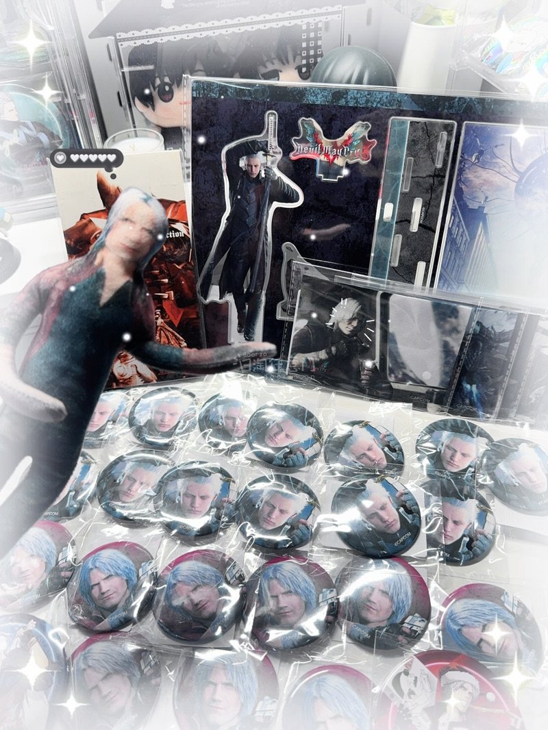 这次可以是我切回来总价以及数量最多的一次了哈哈，为卡普空鬼泣抽赏奉献了好多。这次也是平安到达！
箱子有帮我额外填充泡泡，运回来吧唧和立牌也没有压到，好价吃到一张但丁的cd，还有些兄弟俩的吧唧，平铺开很有满足感了，喜欢