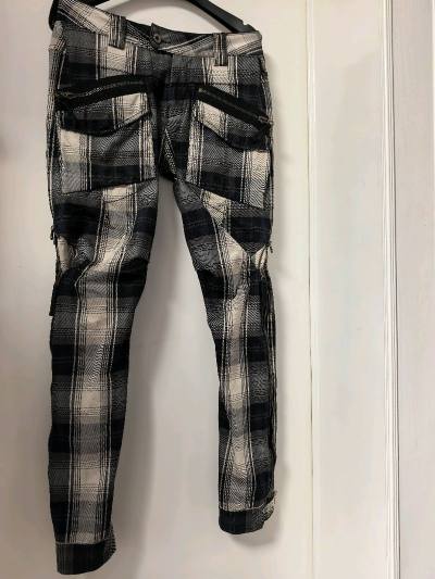 裤子真的是经典中的经典，机关很多，拉链拉上和放开的裤型千变万化。配色也高级，好搭配。连帽夹克也是爱得不行。设计得太有感觉了，还是老货好啊。帽衫品相一般般，和卖家的图片有出入，色差比较大，没有那么艳丽，比较灰，落色感很强。总的来说裤子和夹克很满意，帽衫一般般，下次要更...裤子真的是经典中的经典，机关很多，拉链拉上和放开的裤型千变万化。配色也高级，好搭配。连帽夹克也是爱得不行。设计得太有感觉了，还是老货好啊。帽衫品相一般般，和卖家的图片有出入，色差比较大，没有那么艳丽，比较灰，落色感很强。总的来说裤子和夹克