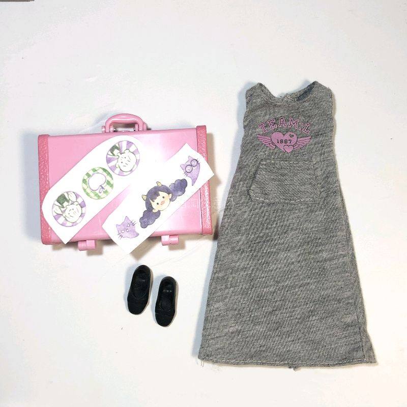 终于收到啦！包装特别严实，一点都没有压到。
娃衣做工很精致，走线整齐，面料软软的，穿上身版型超好看，和图片完全一致，细节满满。
娃娃整体很正，妆面干净，关节流畅，颜值比预想中还要可爱。
日淘速度比想象中快，品相完好无瑕疵，太满意了，性价比很高，已经开始期待下一次回购...终于收到啦！包装特别严实，一点都没有压到。
娃衣做工很精致，走线整齐，面料软软的，穿上身版型超好看，和图片完全一致，细节满满。
娃娃整体很正，妆面干净，关节流畅，颜值比预想中还要可爱。
日淘速度比想象中快，品相完好无瑕疵，太满意了，性价比