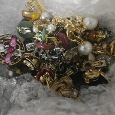 挖煤姬海淘体验超棒！这批中古饰品包装严实没损坏，品类丰富成色也比预期好，物流速度还挺快的，没有等太久，以后还会在用的