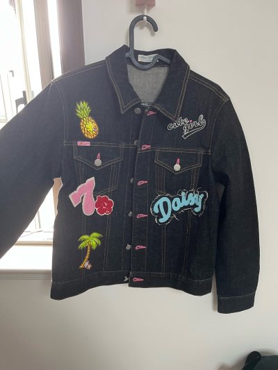 这次是一件西服套装和一件牛仔服都是Daisylovers牌子 发货有点慢 而且被交了税 但是收到货后还是很开心 东西包的很严实，忘记我选的什么运输了 反正两周到的 完全没有出错 穿上超可爱哦！？ 大家都来挖煤姬平台下单呀?