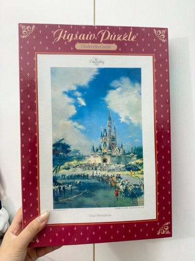 今天又收到竹蜻蜓啦～里面是两幅图 一副是立体版本的小浣熊酒吧台，一副是东京迪士尼的图，画风还挺特别的，第一次见～