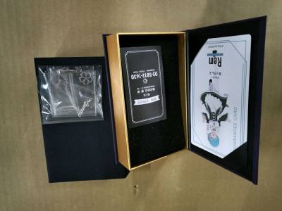 终于入手了这款《Re:从零开始的异世界生活》雷姆联名银项链！包装精致得像礼盒，打开后能看到完整的保修卡和雷姆主题保证卡，仪式感拉满✨。
 
项链本体是细腻的银链，搭配两个可拆卸吊坠：镂空四叶草和刻有文字的长条牌，长条上还点缀了一颗蓝钻，完美呼应雷姆的发色与温柔气质。...终于入手了这款《Re:从零开始的异世界生活》雷姆联名银项链！包装精致得像礼盒，打开后能看到完整的保修卡和雷姆主题保证卡，仪式感拉满✨。
 
项链本体是细腻的银链，搭配两个可拆卸吊坠：镂空四叶草和刻有文字的长条牌，长条上还点缀了一颗蓝钻，完