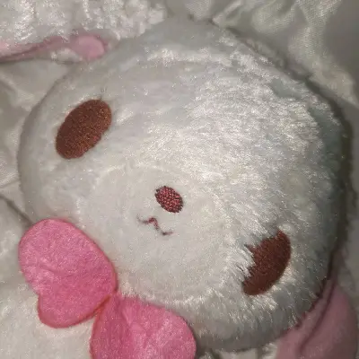 乃兔兔大王一枚!兔兔正脸是萌，侧脸是英俊!挺拔的身姿彰显着威!萌萌萌萌萌萌!??我爱这只小白兔(白又白 两只耳朵耷拉下来)我很少只买两个物品就合箱的，实属是迫不及待收货了ww