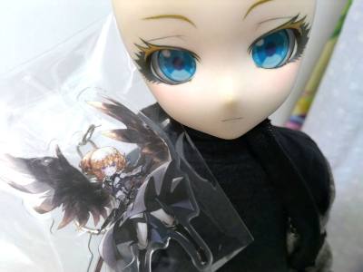 OK也是非常萌的好吧，这个小抱枕我一开始还以为是抱枕套呢，小小的很可爱，这个钥匙扣也是好价吃到了，一到家就火速和bjd合影一下