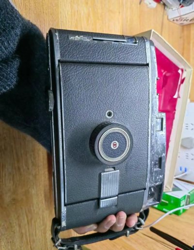 挖煤姬海淘体验直接拉满！蹲了超久的宝丽来120相机终于到手，真的挖到宝了 平台打包超用心，厚实的包装让老相机跨国运输毫无磕碰，到手成色超惊喜，金属机身的机械质感拉满，风琴结构完整，各项功能都正常运作。这款经典的撕拉机真的太有味道了，雅西卡镜头的成像质感独一份，复古的...挖煤姬海淘体验直接拉满！蹲了超久的宝丽来120相机终于到手，真的挖到宝了 平台打包超用心，厚实的包装让老相机跨国运输毫无磕碰，到手成色超惊喜，金属机身的机械质感拉满，风琴结构完整，各项功能都正常运作。这款经典的撕拉机真的太有味道了，雅西卡