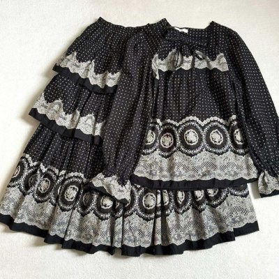 收到了一件全新下裙，几乎没有穿着痕迹
不过黑色也很难有穿着痕迹
以及单独找到了上衣凑齐了一套
依然是非常美丽呢