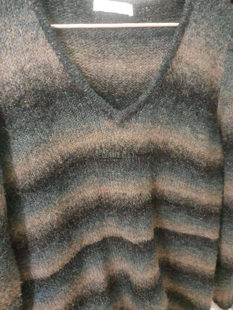 这件earth music&amp;amp;amp;amp;amp;amp;ecology毛衫，手感很软。渐变条纹+v领+细闪的设计十分巧妙，温柔却不浮夸，整体风格简约百搭，很合适日常穿着～ 相较于单穿，我更喜欢像猪那样叠穿条纹打底，再搭条破洞baggy jeans...