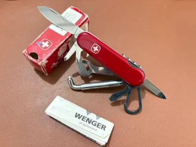 wenger85mm滑雪维修特殊工具，是一款可玩性强、创新度高的产品，不仅有快挂钩工具，而且有可拆卸梅花扳手和套筒改锥，小工具特别丰富。
金属标贴片反光新，工具基本未使用，带有原装盒说（盒子底端舌盖丢了），整体成色非常棒，适合收藏把玩。