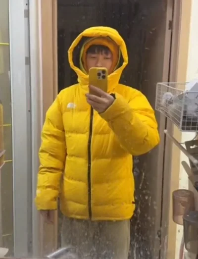 终于挖到这件北面黄色羽绒服！日淘太香了?
实物比图片还好看！亮黄色巨显白，穿上就是冬日里的小太阳～
蓬松度绝了，绒朵很饱满，保暖性拉满，零下穿都完全不冷！
面料防水防风，日常通勤、户外徒步都合适，连帽设计还能护住脖子。
挖煤姬物流超稳，包装完好没有破损，到手检查是正...终于挖到这件北面黄色羽绒服！日淘太香了?
实物比图片还好看！亮黄色巨显白，穿上就是冬日里的小太阳～
蓬松度绝了，绒朵很饱满，保暖性拉满，零下穿都完全不冷！
面料防水防风，日常通勤、户外徒步都合适，连帽设计还能护住脖子。
挖煤姬物流超稳，包