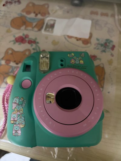 一直很想要这个角落生物联名的拍立得！！终于拥有了，非常可爱呐～走的EMS路线，打包的很好，物流也很快。物品功能一切正常，成色也很好。