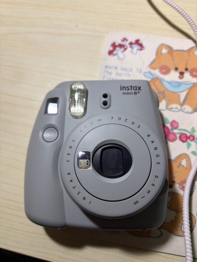 这次淘的是富士mini8+，外观很新很新，几乎未使用。走的EMS路线，很快捷便利(｡ì _ í｡)非常好，非常好！！