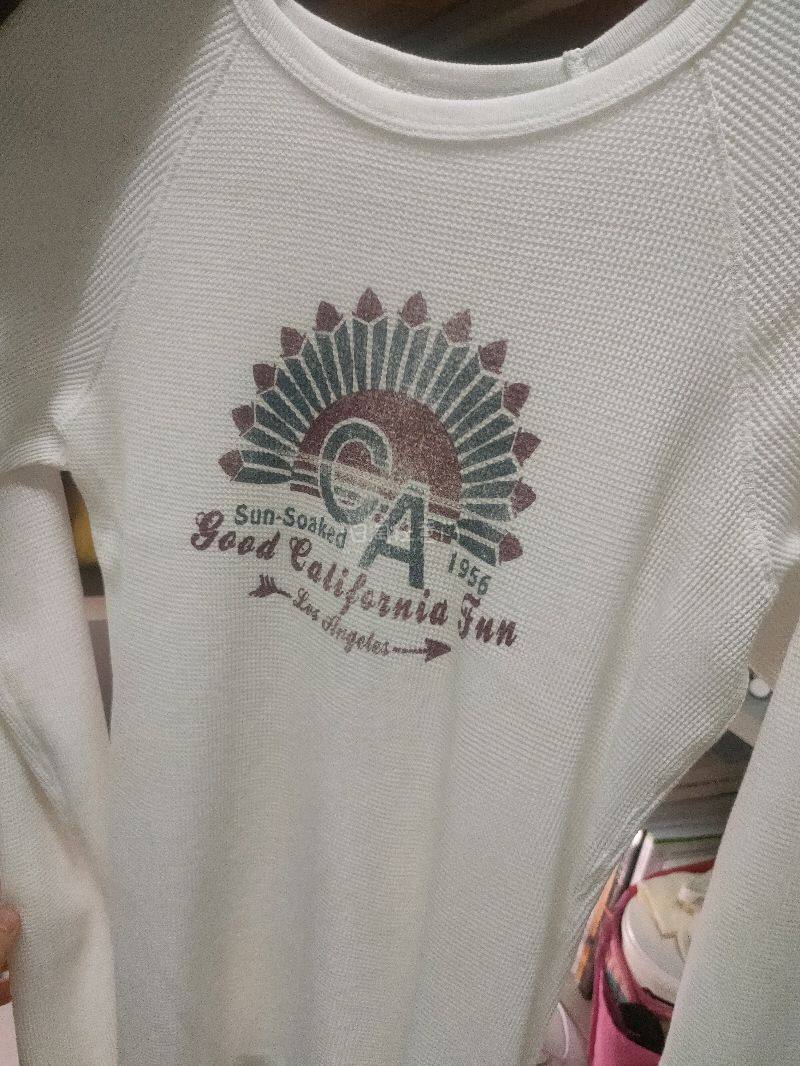 做旧加州印花很有复古感，面料软糯亲肤，版型宽松不挑身材。日常单穿、叠搭都合适，古着成色也很新，挖到这件真的很开心。