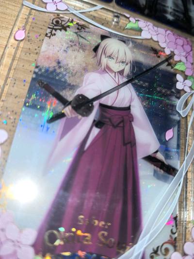 很喜欢FGO食玩卡特别弹的这个镭射底，觉得比普通底好看。还在骏河屋切到了想要很久的透卡，比想象中大，非常美丽，希望下次还能切到。