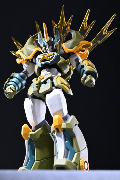 终于收到心心念念的豪将军，劳务老物涂装粗了点、但分件还算工整，品相简直完美。包装扎实，清关速度快，太爽了