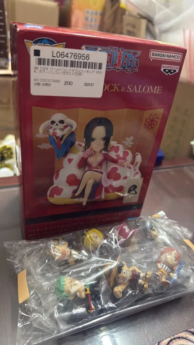 wcf巳蛇女帝sp坐姿很帅，在挖煤姬上买到了全新未拆金猫日版，搭配了萨罗梅的座椅造型，很帅。另外还买到了王座路飞baseshop限定，很好