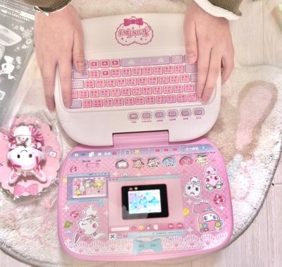 终于圆梦入手宝石宠物小电脑，在挖煤姬下单全程体验超棒！下单响应快，上架宝贝很快就能拍下，入库速度也很给力。打包真的太安心了，捆包扎实又细致，机器外壳、按键都保护得很好，没有磕碰划痕，完美保留中古质感，拆箱超治愈！物流选的竹蜻蜓路线，价格划算又省心，运费比预想低很多，...终于圆梦入手宝石宠物小电脑，在挖煤姬下单全程体验超棒！下单响应快，上架宝贝很快就能拍下，入库速度也很给力。打包真的太安心了，捆包扎实又细致，机器外壳、按键都保护得很好，没有磕碰划痕，完美保留中古质感，拆箱超治愈！物流选的竹蜻蜓路线，价格划