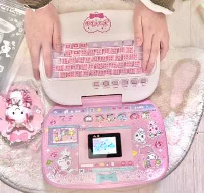 终于圆梦入手宝石宠物小电脑，在挖煤姬下单全程体验超棒！下单响应快，上架宝贝很快就能拍下，入库速度也很给力。打包真的太安心了，捆包扎实又细致，机器外壳、按键都保护得很好，没有磕碰划痕，完美保留中古质感，拆箱超治愈！物流选的竹蜻蜓路线，价格划算又省心，运费比预想低很多，...终于圆梦入手宝石宠物小电脑，在挖煤姬下单全程体验超棒！下单响应快，上架宝贝很快就能拍下，入库速度也很给力。打包真的太安心了，捆包扎实又细致，机器外壳、按键都保护得很好，没有磕碰划痕，完美保留中古质感，拆箱超治愈！物流选的竹蜻蜓路线，价格划