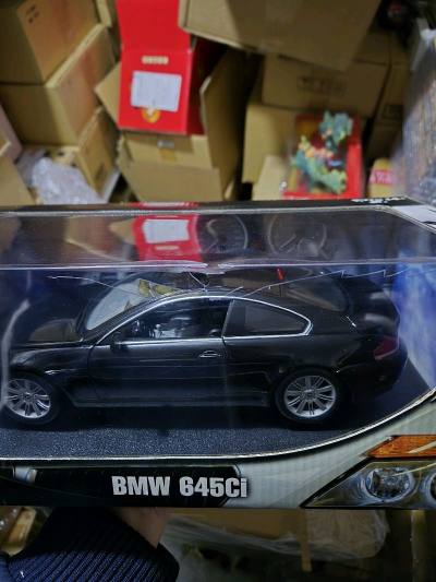 这款宝马645Ci车模做工精致，漆面光亮细腻，轮毂与车身细节还原度高，车门可开合，内部结构清晰。包装完好，收藏把玩两相宜，是车迷不容错过的精品摆件。